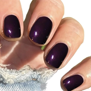 Faux ongles violet foncé brillant avec effet miroir nacré et finition élégante