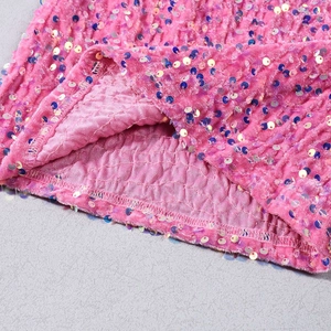 Vue macro du pantalon rose à paillettes montrant la taille élastique et la texture