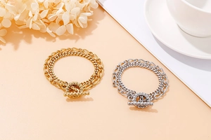 Détail de bracelets chaîne double couche en acier inoxydable avec fermoirs à bascule OT en or et argent