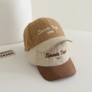 Détail de casquettes de baseball d'hiver pour enfants en peluche avec broderie 3D