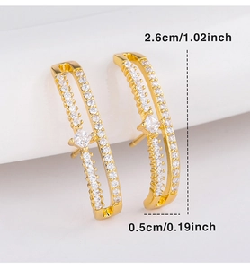 Détail des boucles d'oreilles doubles dorées avec zircons et dimensions affichées