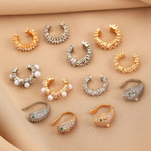 Leopard head ear cuff set with pearls and zircons in gold and silver finish