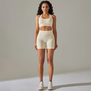 Dettaglio del set yoga senza cuciture bianco crema con reggiseno a lupetto e pantaloncini
