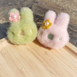 Süße Plüsch-Hasenbrosche mit Stoffblumen und Perlen in Hellgrün und Rosa