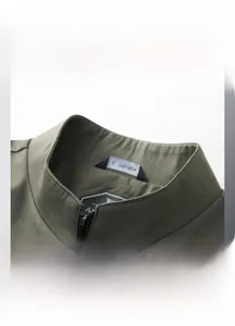 Dettaglio della giacca con collo alto verde oliva con zip resistente e tessuto funzionale