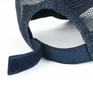 Detail des verstellbaren Klettverschlusses und atmungsaktiven Meshs am blauen Mesh-Cap