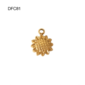 Dettaglio del ciondolo a girasole placcato oro 18K con occhio di zircone e trama a rilievo