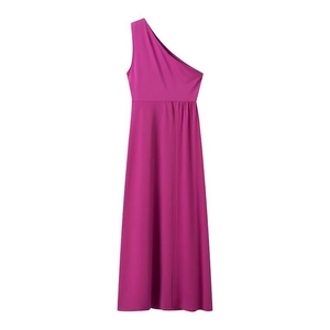 Détail d'une robe fuchsia élégante à épaule dénudée avec plis à la taille et fente longue