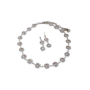 Parure collier et boucles d'oreilles en cristal étincelant avec motif floral argenté