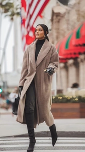 Manteau long en peluche marron clair avec col à revers élégant pour femme style urbain