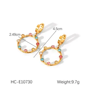 Détail de boucles d'oreilles créoles dorées 18 carats avec cristaux colorés et dimensions