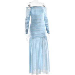 Détail de la robe sirène en tulle bleu clair avec design épaules nues et tissu froncé