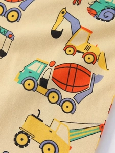 Weiches beiges Jungen-T-Shirt aus Baumwolle mit bunten Baustellenfahrzeug-Aufdrucken