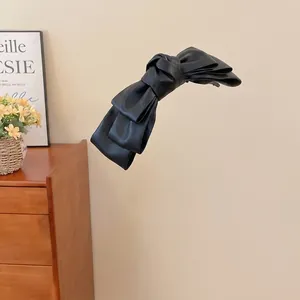 Barrette à cheveux élégante en cuir noir avec nœud pour queue de cheval et coiffures variées