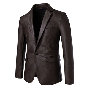 Détail macro du blazer en similicuir marron foncé avec col à revers et texture fine