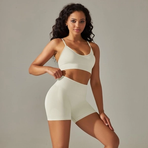 Details des nahtlosen cremefarbenen Yoga-Sets mit Sport-BH und High-Waist-Fitness-Shorts