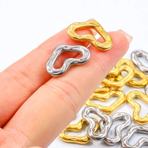 Gold and silver wavy heart pendants made of high-quality stainless steel for DIY jewelry