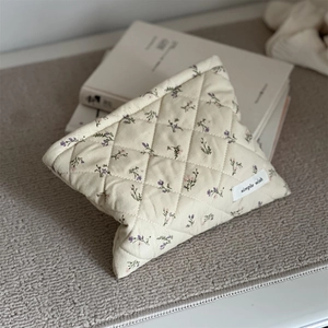 Quilted corduroy floral makeup bag with rhombus pattern and simple wish label
