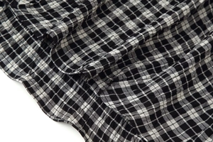 Vue macro du tissu à carreaux noir et blanc avec détails de tissage et texture fine