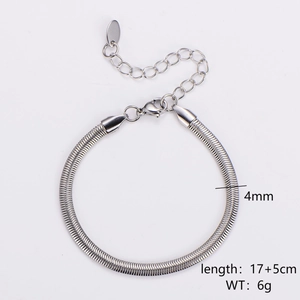 Dettaglio del bracciale a catena piatta in acciaio da 4mm con chiusura a moschettone