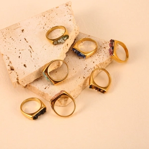 Goldene 18K Edelstahlringe besetzt mit verschiedenen bunten Natursteinen