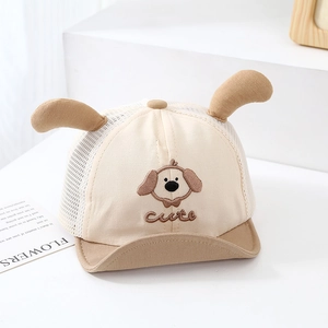 Détail de casquette bébé été avec oreilles de chien cartoon et maille respirante