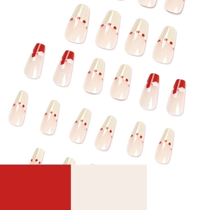 Faux ongles ballerine longs avec design bonnet de Noël rouge et motifs festifs blancs
