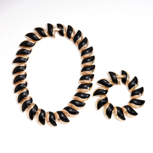 Parure collier et bracelet feuilles irrégulières en émail noir et finition dorée