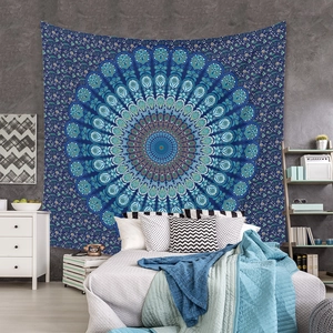Grande tapisserie murale mandala bleu et turquoise dans une chambre bohème