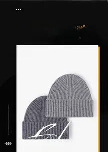 Détail du bonnet en laine mérinos grise avec maille côtelée verticale et tissu épais chaud