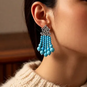 Boucles d'oreilles vintage argentées avec perles turquoise et détails de pompons fluides