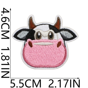 Dettaglio della toppa ricamata testa di mucca con dimensioni 5,5 cm x 4,6 cm su sfondo bianco