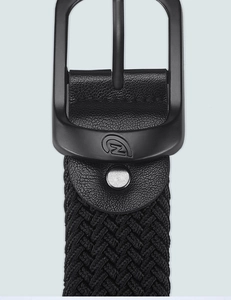 Détail de la ceinture tressée élastique noire avec boucle en métal mat et cuir grainé