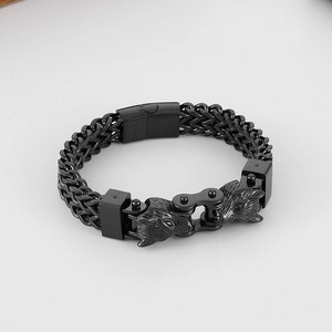 Détail macro du bracelet chaîne de moto noir avec des fermoirs magnétiques têtes de loup