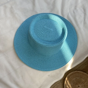 Hellblauer Strohhut mit breiter Krempe und Spiralgewebe für Sonnenschutz im Sommerurlaub