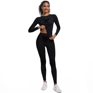 Détail d'un ensemble de yoga compressif sans couture avec textures tricotées ergonomiques