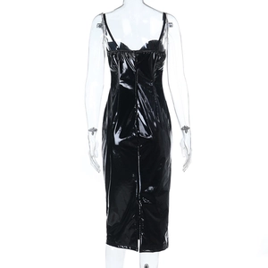 Rückansicht eines schwarzen Lackkleides mit glänzendem Finish und elegantem Schlitz hinten
