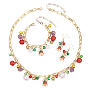 Set gioielli natalizi con campanelli rossi e verdi, perle e collana su sfondo bianco