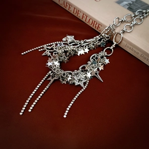 Détail du collier étoile argenté avec franges en strass scintillants sur velours