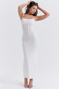 Robe longue blanche en maille côtelée avec des détails délicats au crochet