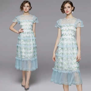 Robe Midi Élégante En Mesh Bleu Clair Avec Broderie Florale Manches Courtes À Volants Taille Haute Jupe Étagée Pour Femmes