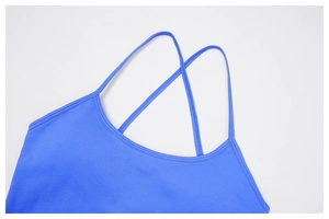 Détail du haut de yoga bleu foncé avec fines bretelles croisées et tissu en maille côtelée
