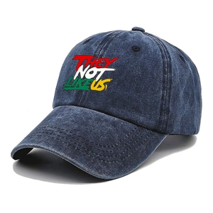 Cappellino da baseball in denim lavato blu navy con stampa graffiti multicolore