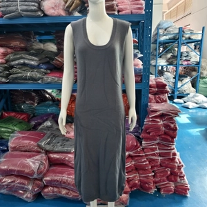 Dettaglio di un abito lungo in maglia senza maniche grigio scuro con scollo rotondo