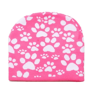 Primer plano detallado de gorro de punto rosa con motivos de huellas de animales blancas