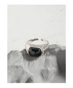 Detailed view of the S925 silver ring with black onyx and horizontal textured bands