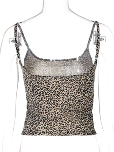 Vista dettagliata del retro di un crop top con stampa leopardata e spalline sottili