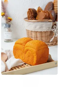 Realistisch kunstmatig geroosterd brood op bamboe dienblad voor keukendecoratie