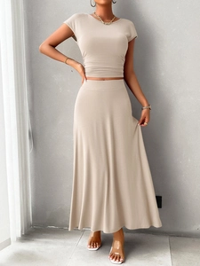 Detailansicht des beigen Damen-Stricksets aus Rippstrick mit Crop Top und langem Rock