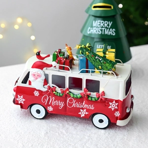 Autobus natalizio vintage rosso e bianco con Babbo Natale e mini albero sul tetto